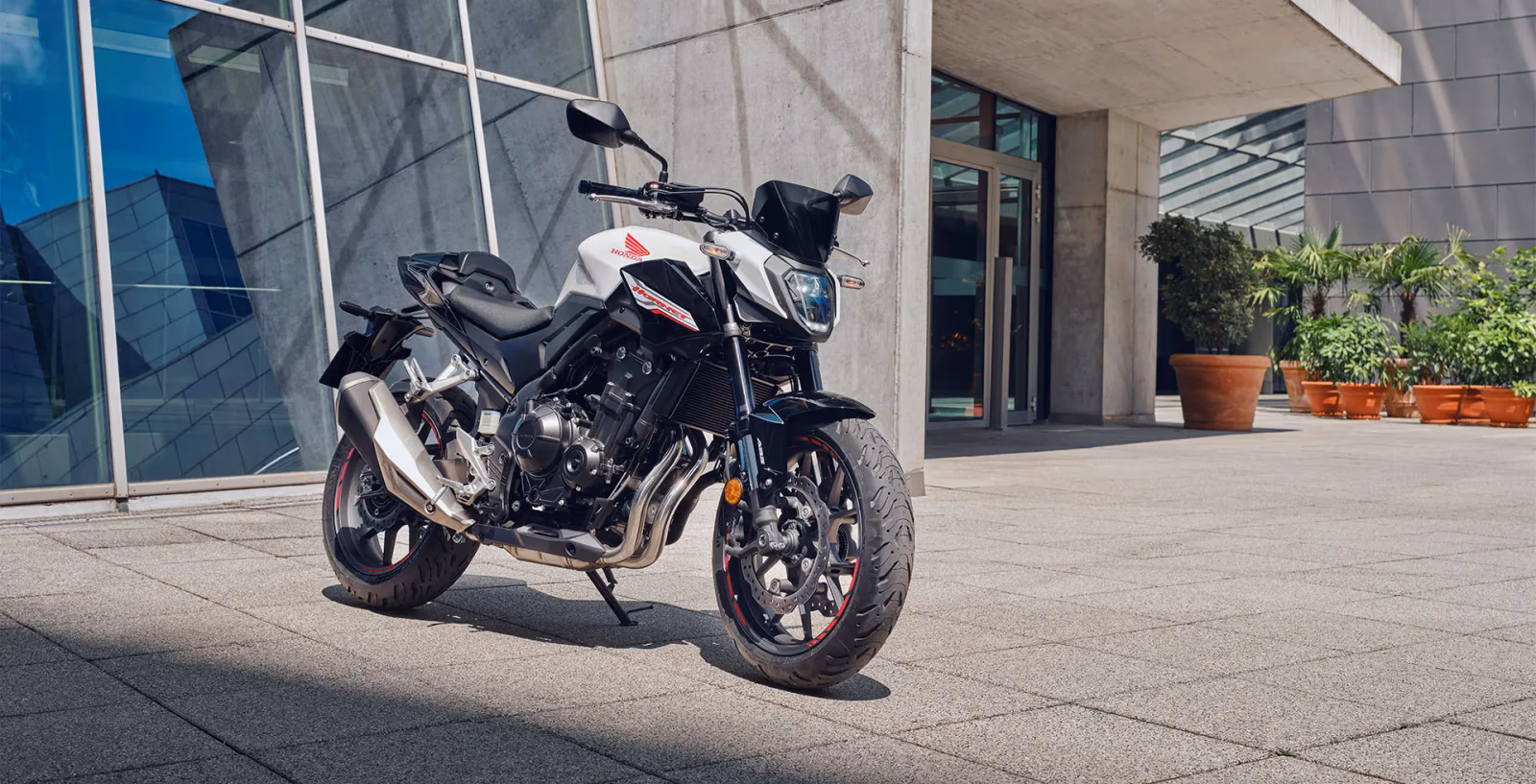 Hornet 500 em ambiente externo, vista frontal - 11 de 14