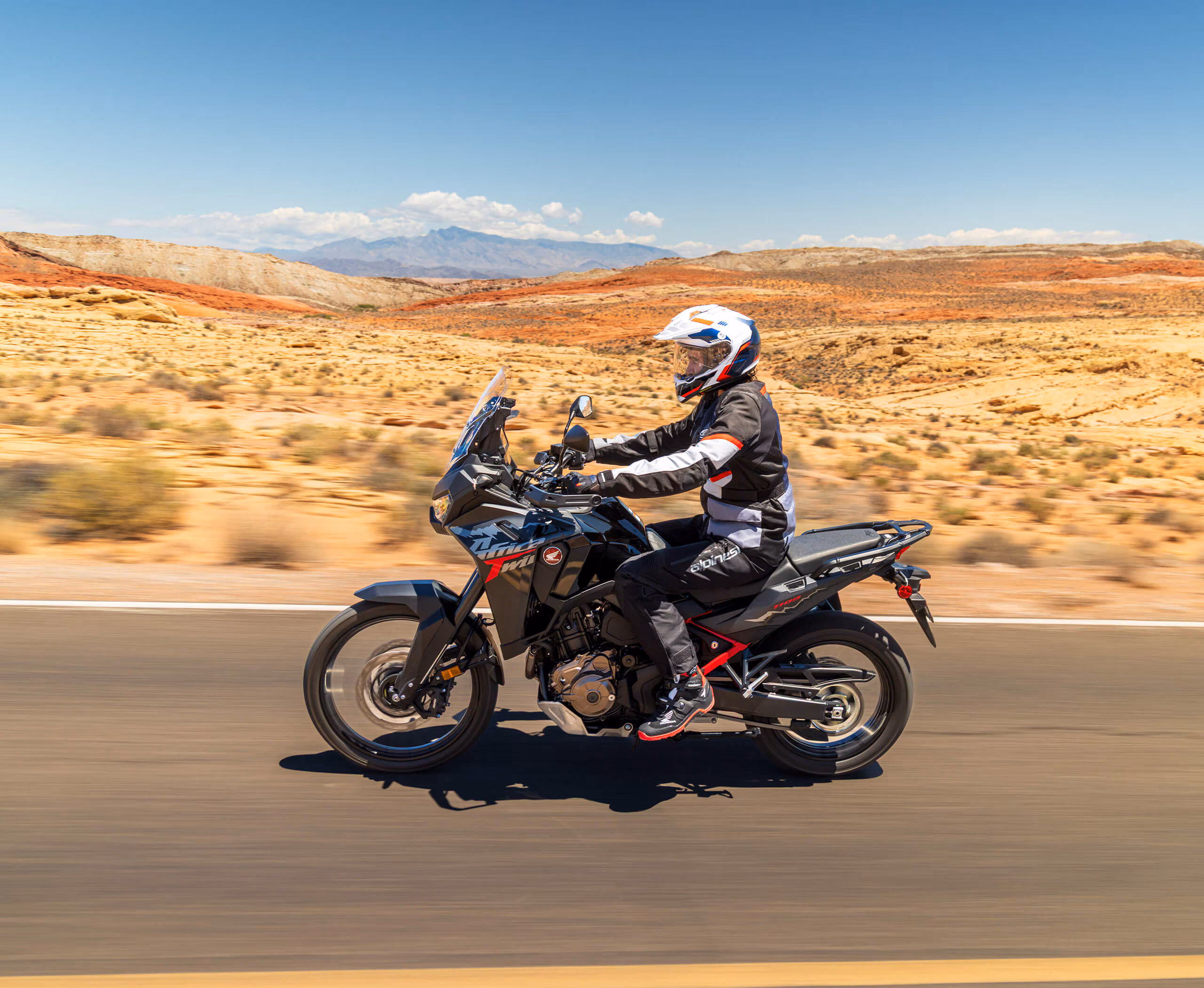 CRF 1100L Africa Twin em ambiente externo - foto 1 - 1 de 8