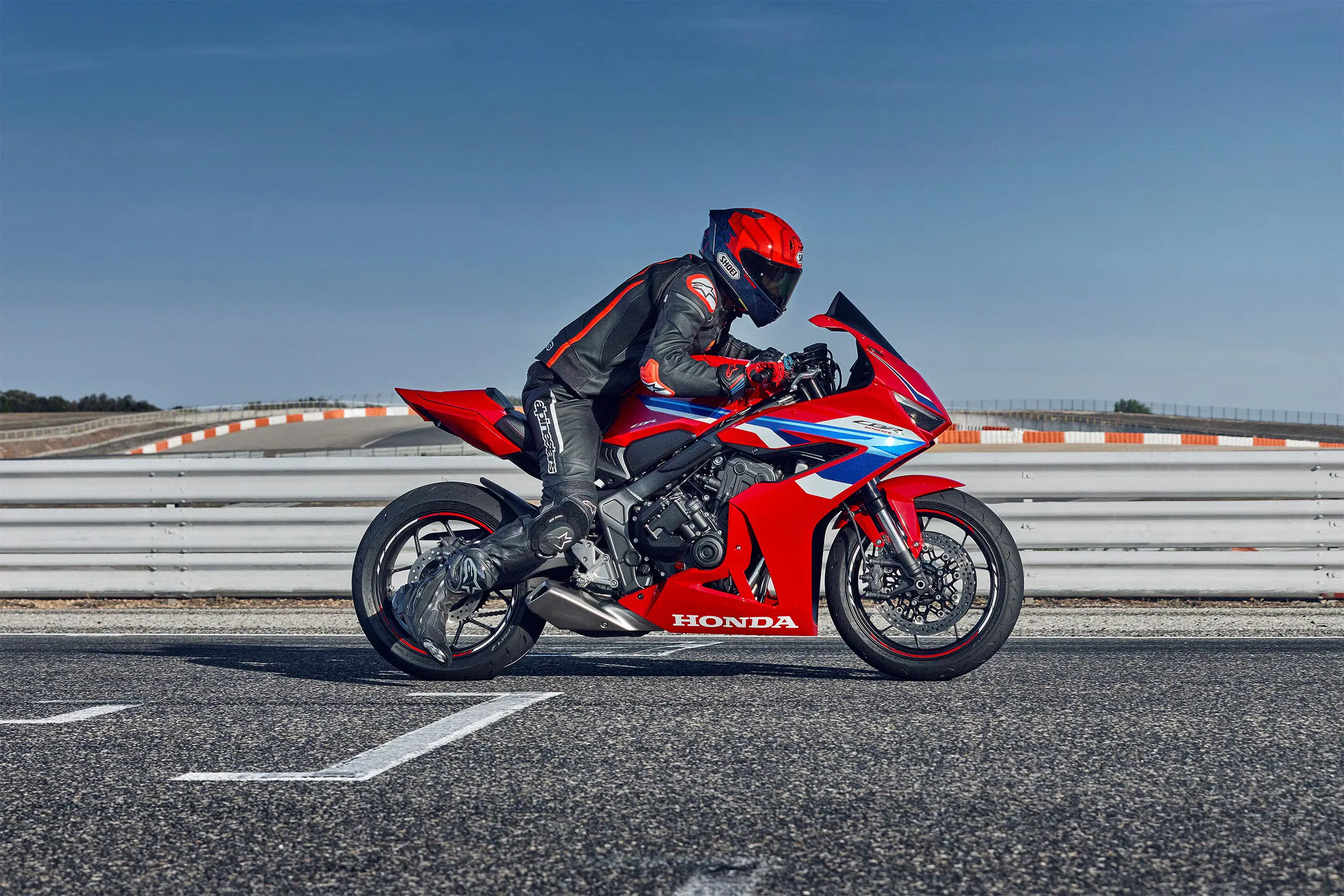 CBR 650R vermelha em destaque, vista lateral