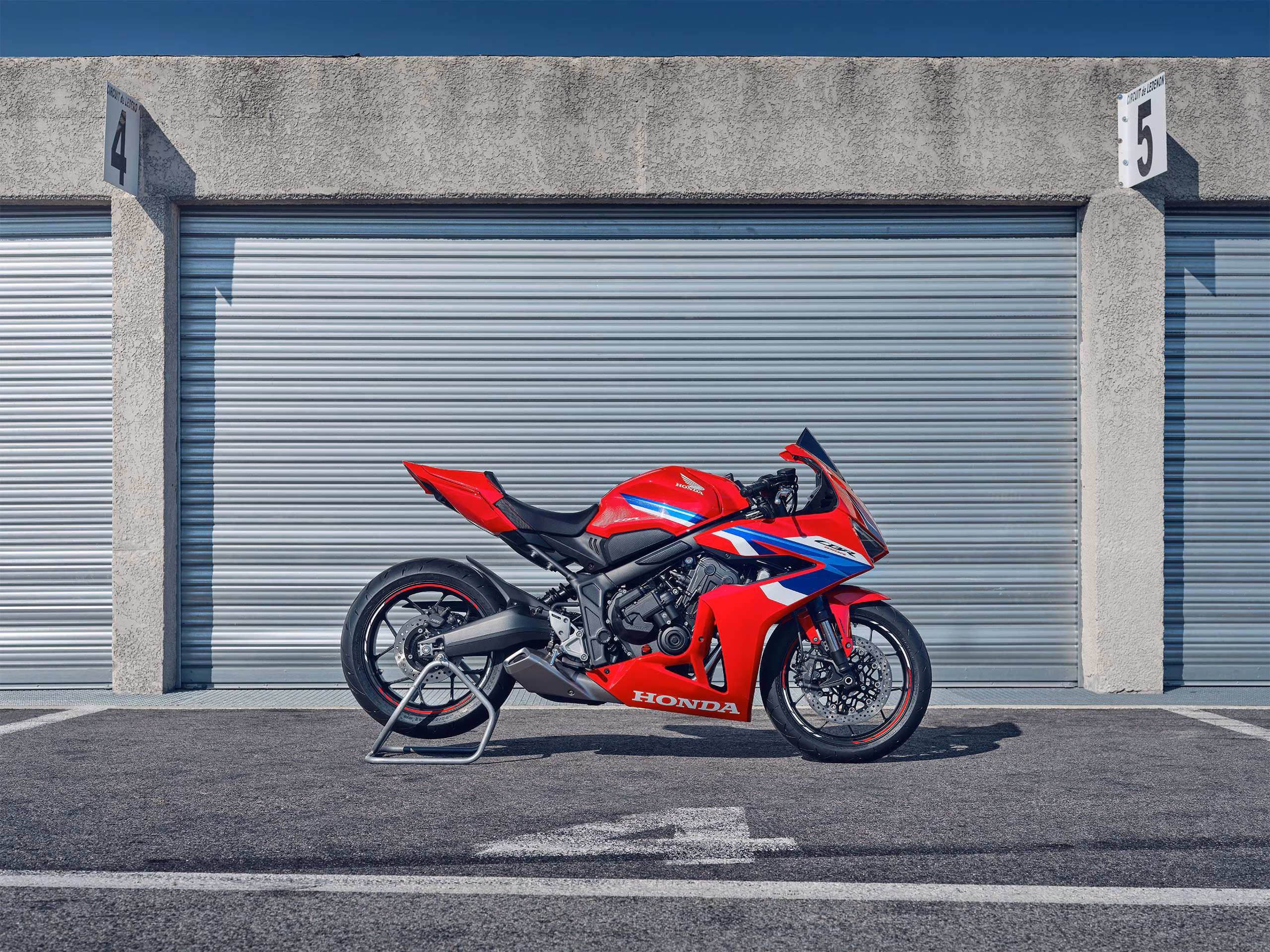 CBR 650R acelerando em pista - 6 de 7