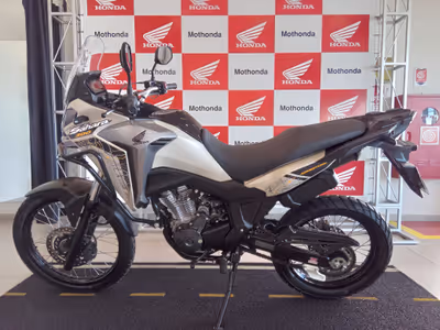 XRE 300 SAHARA ADVENTURE 2024/2025 BEGE LADO ESQUERDO