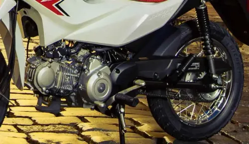 Detalhe do motor e pedal de câmbio Pop 110i ES