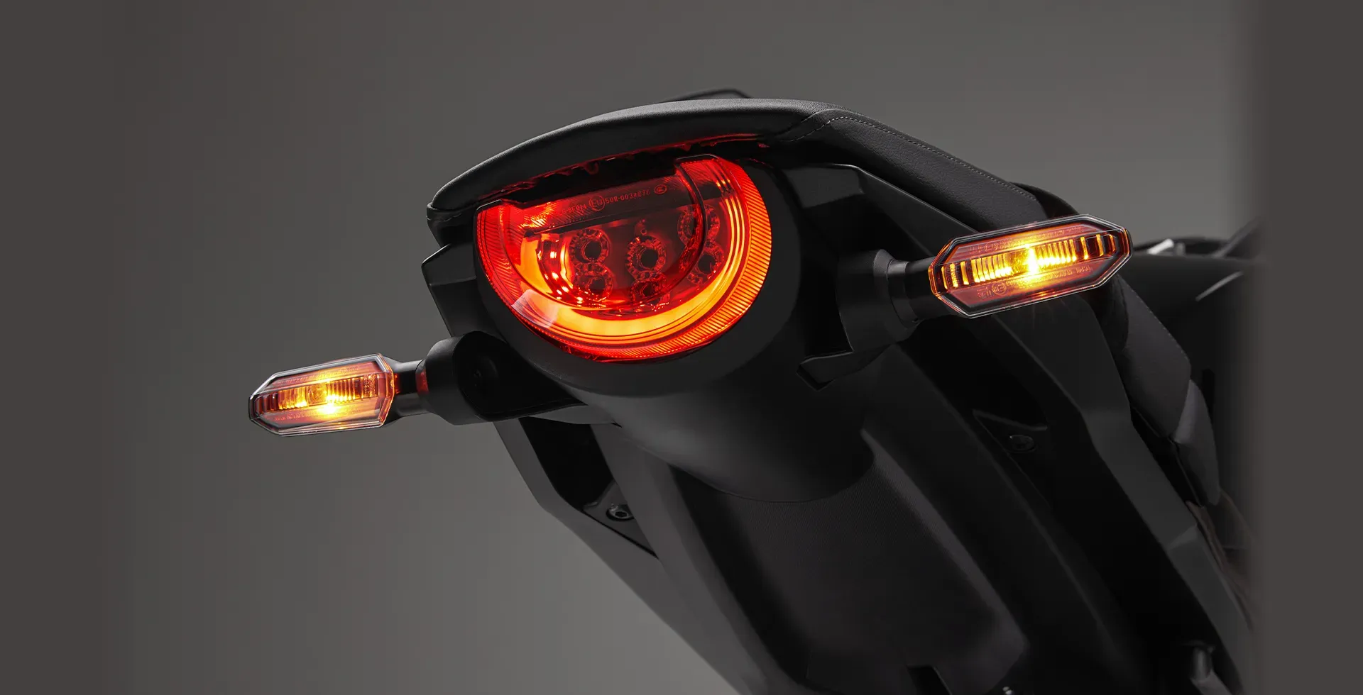 CB 1000R Black Edition alerta de frenagem