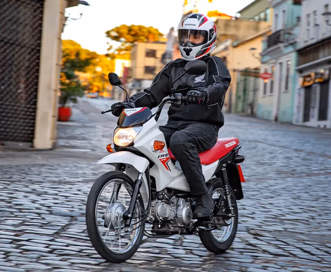 Homem pilotando Pop 110i ES branco Ross White - 2 de 28
