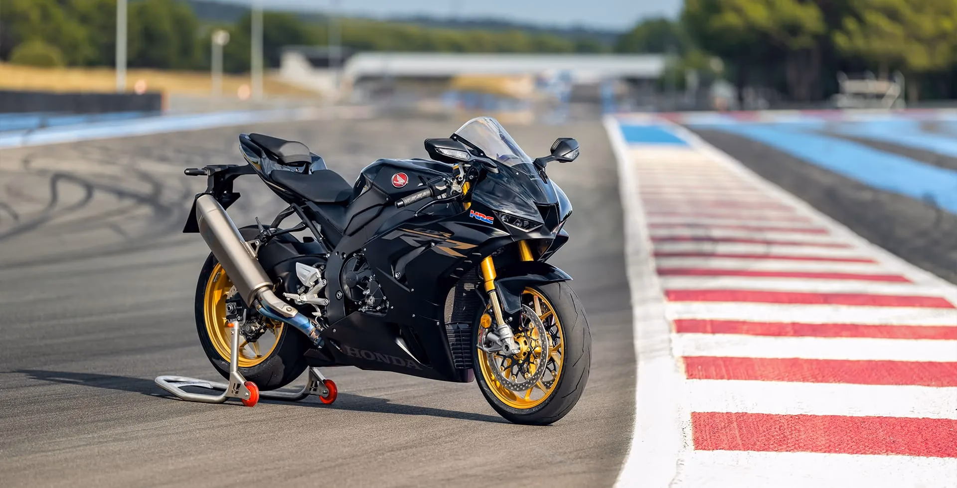 cbr 1000rr r fireblade sp mat pearl morion black lateral direita na pista - 28 de 37