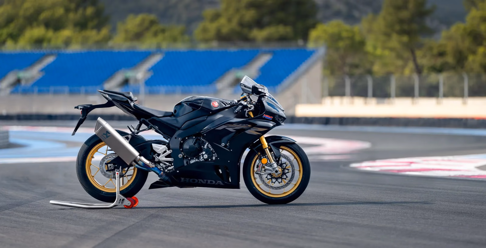 cbr 1000rr r fireblade sp mat pearl morion black lateral na pista - 29 de 37