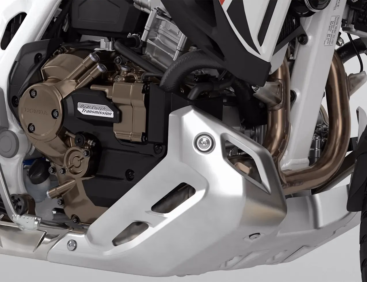 Detalhe lateral do motor DCT da CRF 1100L Africa Twin Adventure Sports ES - 14 de 24