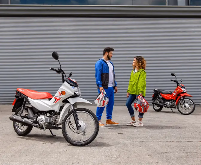 Homem e mulher se olhando perto da Pop 110i ES - 9 de 28