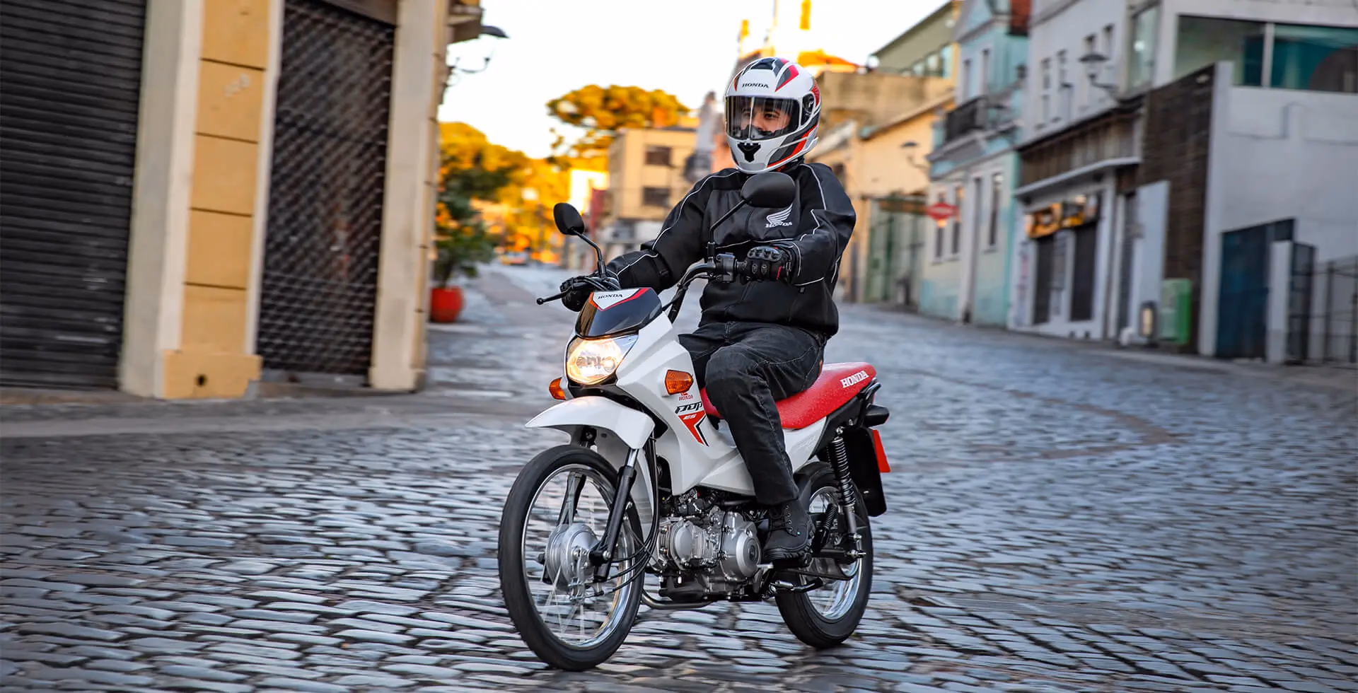 Homem na cidade pilotando Pop 110i ES - 10 de 28