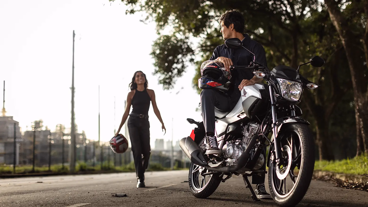 Mulher andando atrás de homem pilotando CG 160 Cargo - 7 de 9