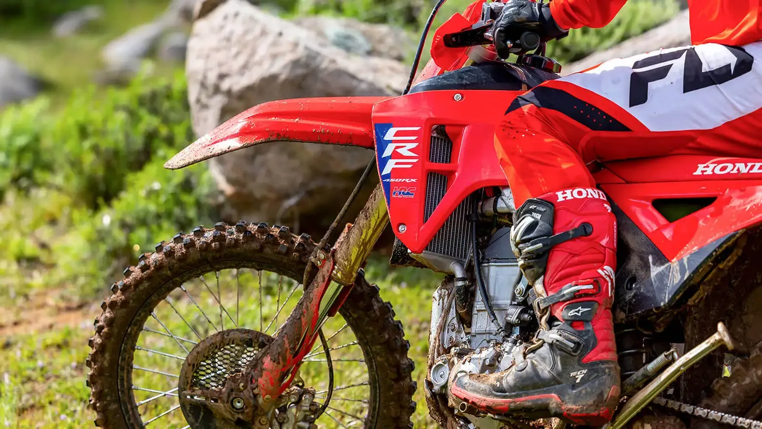 Honda CRF 450R em destaque no estúdio