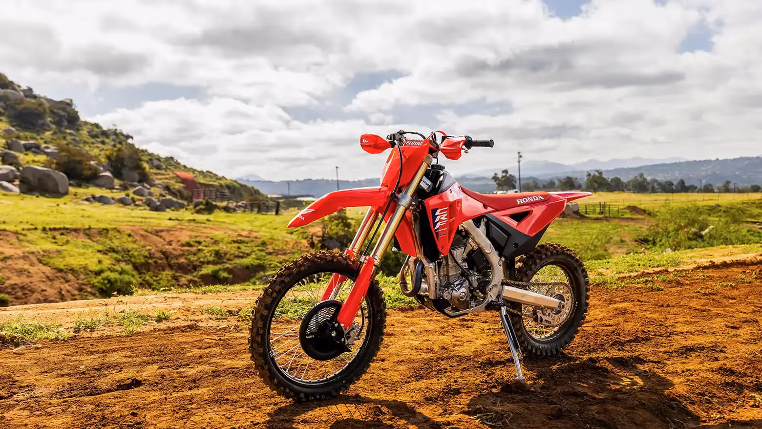Honda CRF 450R vista lateral esquerda em ambiente externo