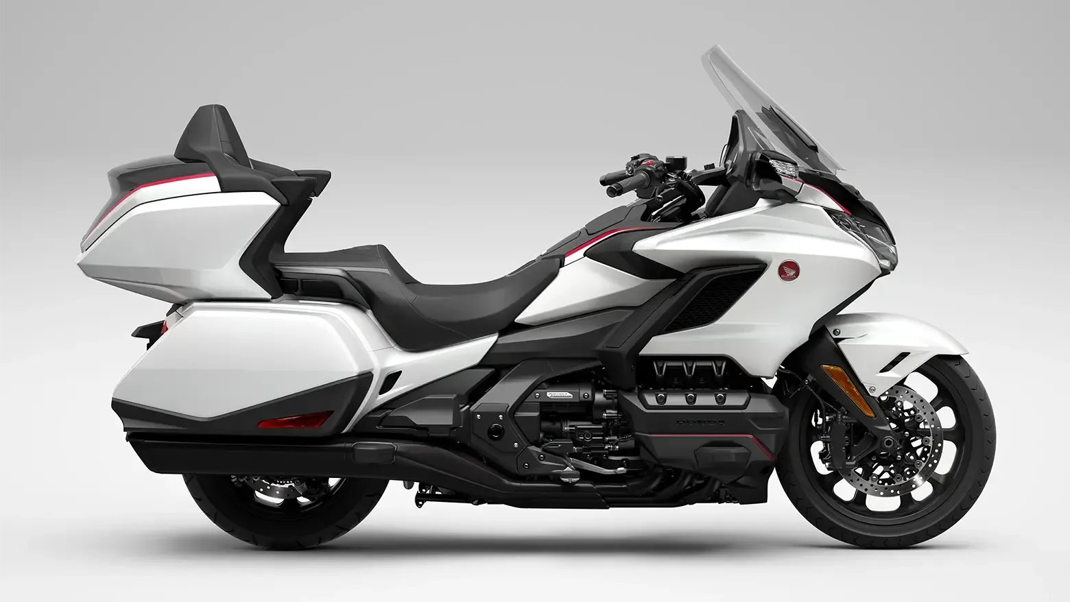 GL 1800 Gold Wing Tour na cor branca, vista lateral