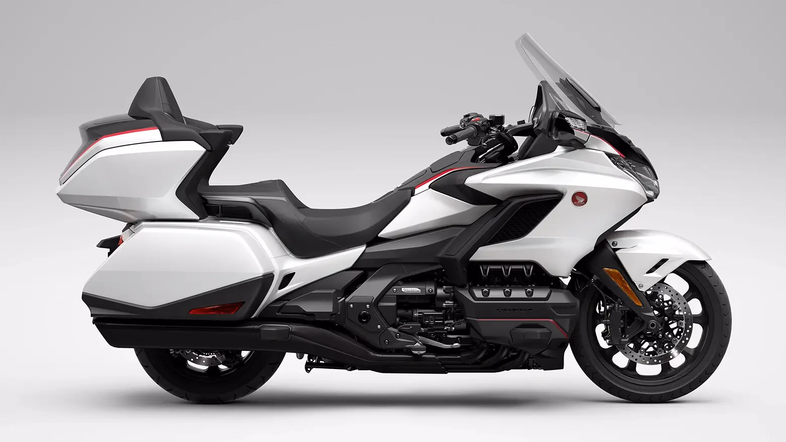 GL 1800 Gold Wing Tour na cor branca, vista lateral - 2 de 6