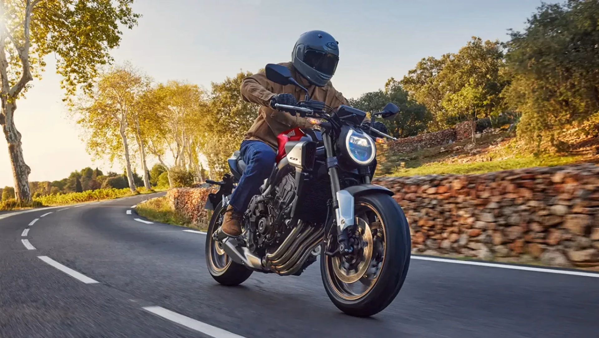 CB 650R E-Clutch ambientada 01 - 1 de 6