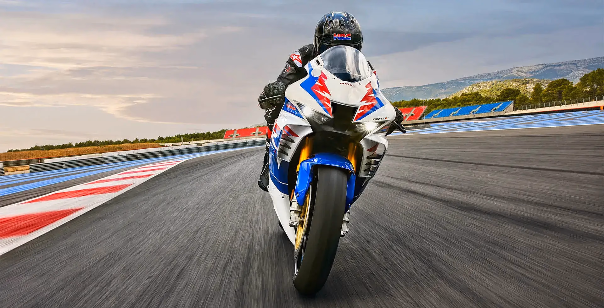 cbr 1000rr r fireblade frontal na pista de corrida - 20 de 37