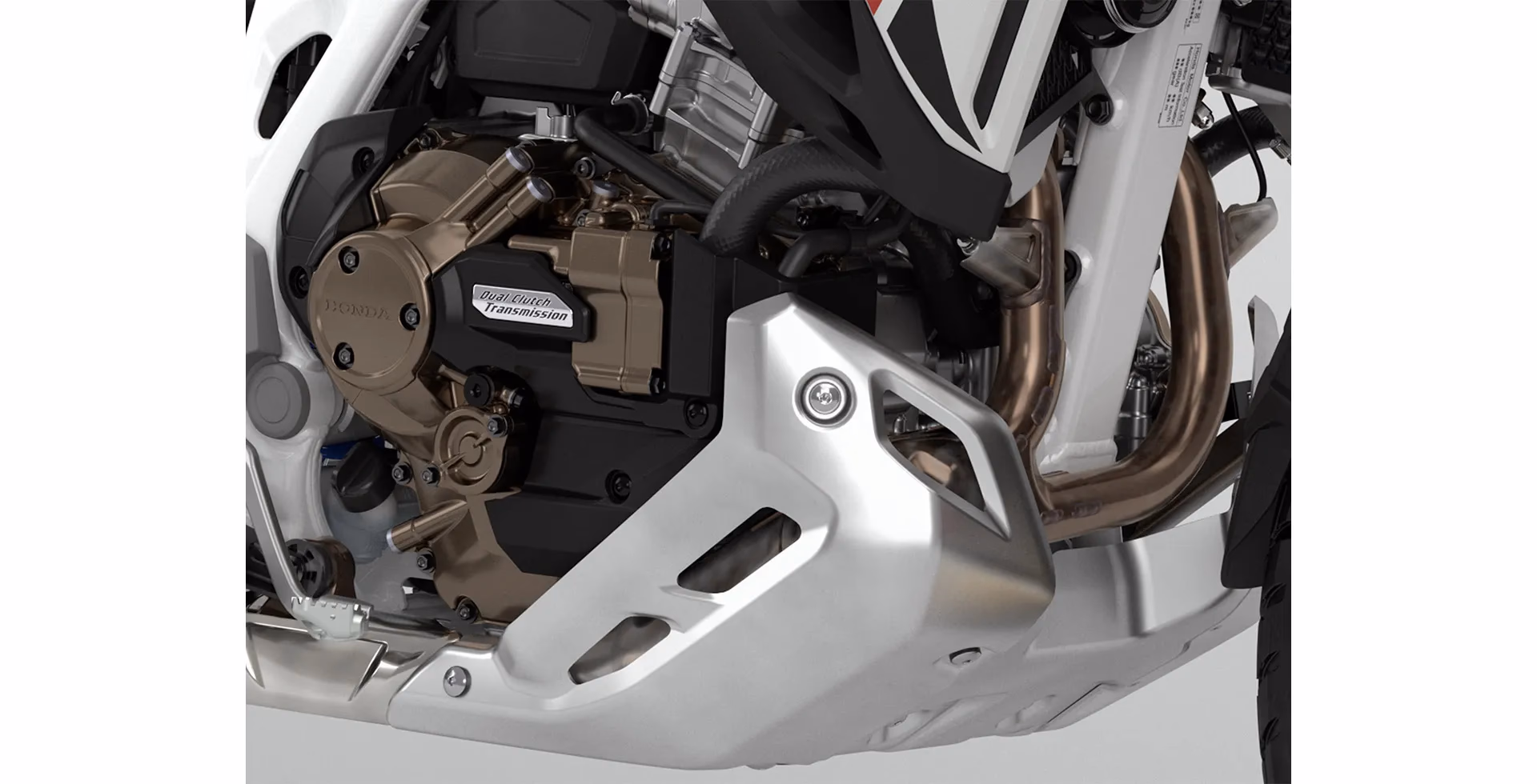 Detalhe lateral do motor DCT da CRF 1100L Africa Twin Adventure Sports ES - 14 de 24