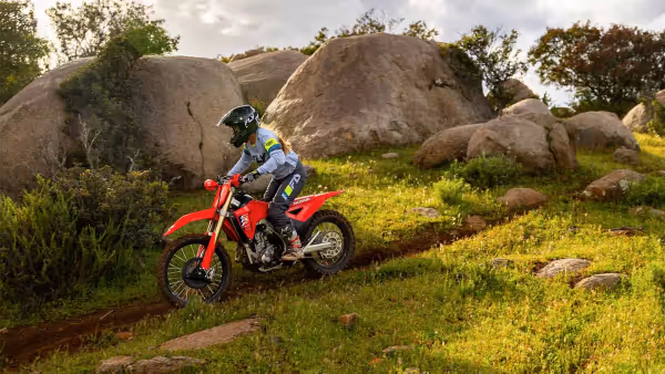CRF 250R sendo pilotada em ambiente off-road