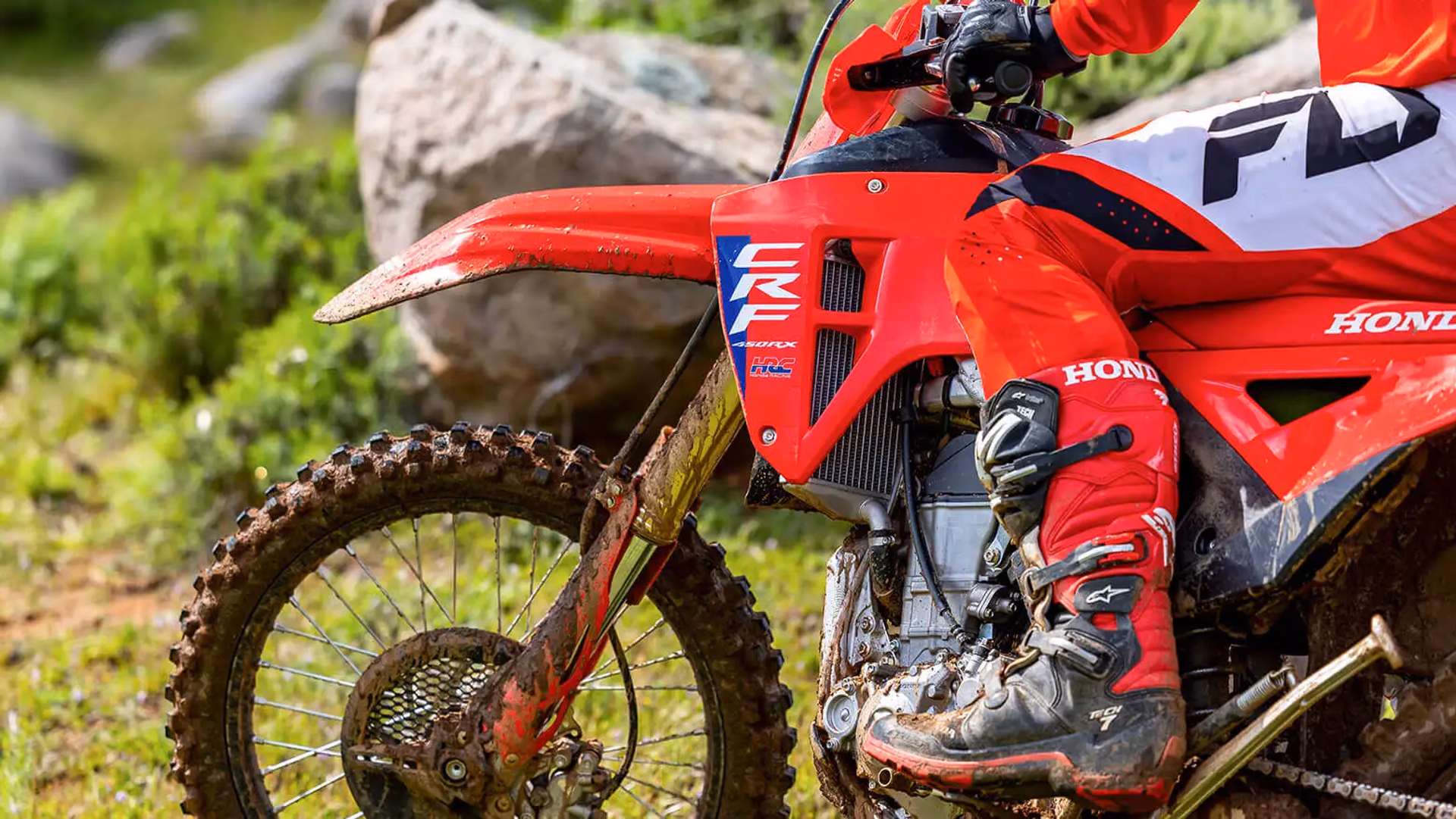 Honda CRF 450R em destaque no estúdio - 2 de 12