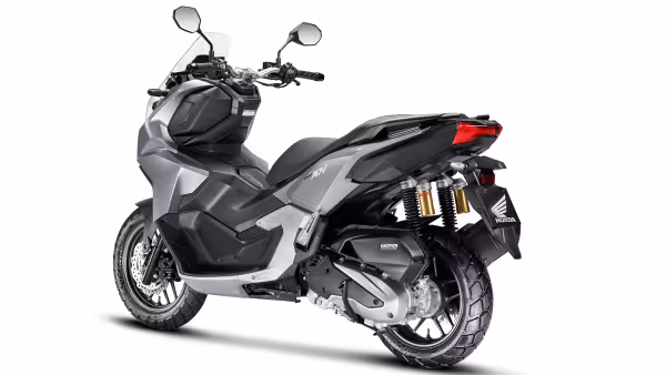Honda ADV prata vista lateral traseira esquerda