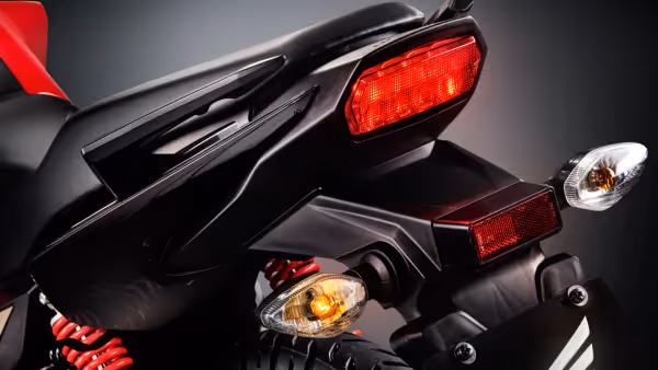 Moto Honda Nova Cg Comemorativa Vermelha Visao Close Lateral Trazeira Superior Esquerda