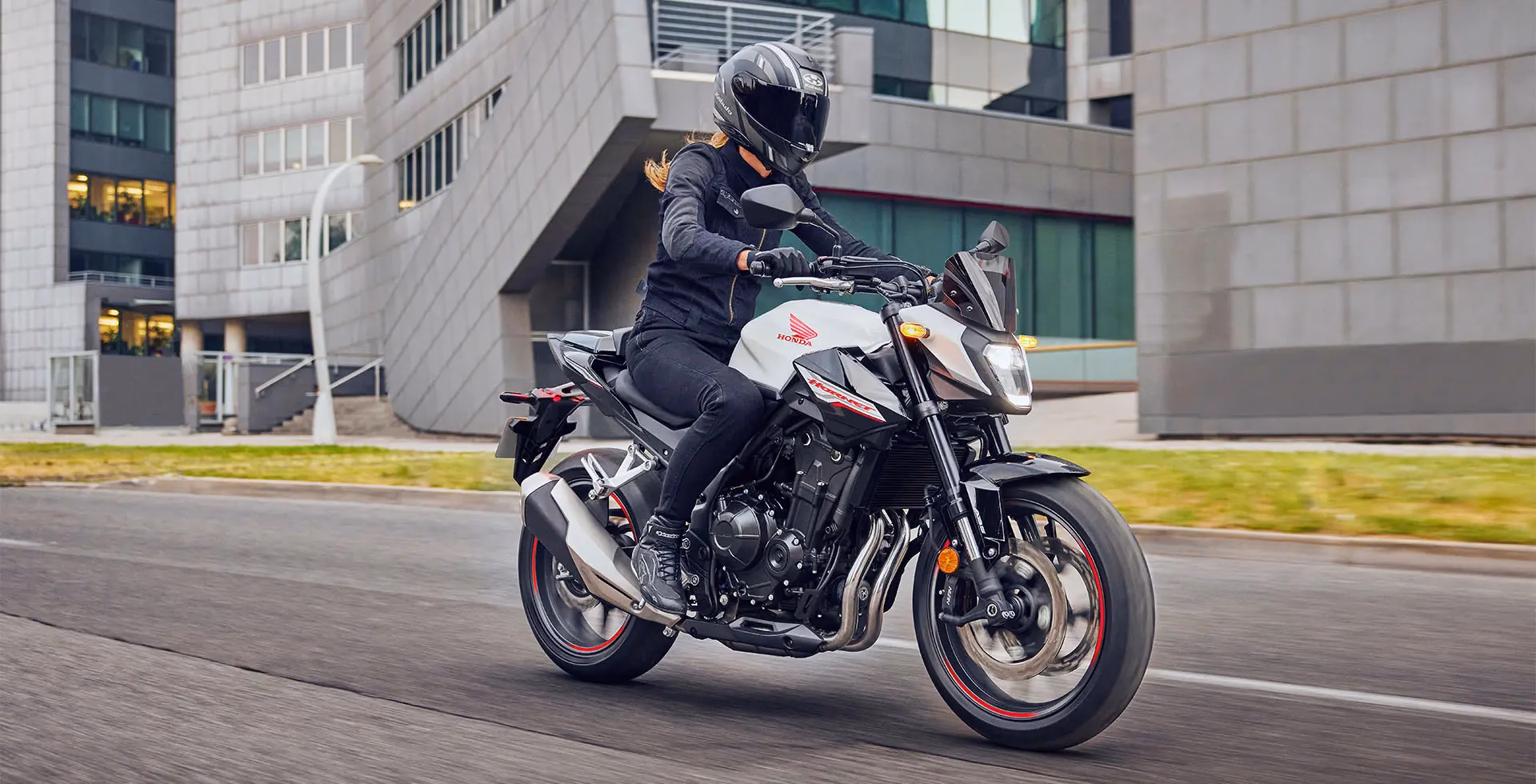 Hornet 500 em ambiente urbano, vista lateral - 4 de 14