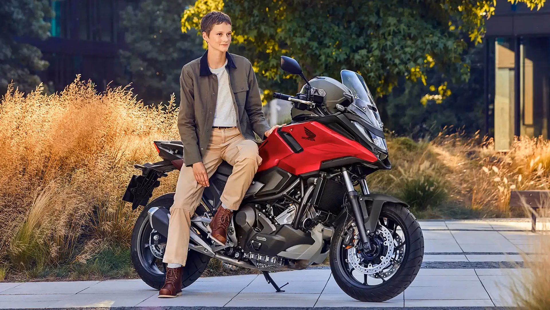 Mulher apoiada na NC 750X - 4 de 6