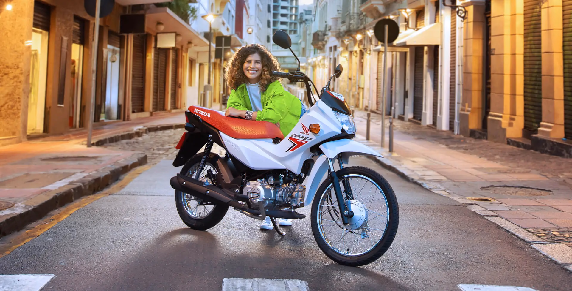 Mulher encostada na Pop 110i ES - 17 de 28