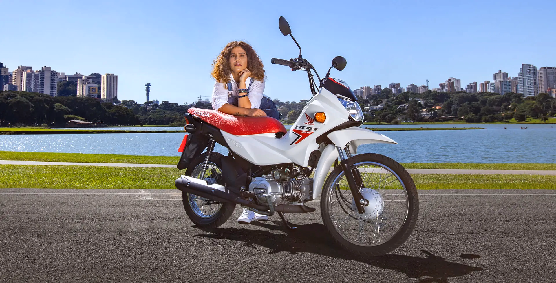Mulher em paisagem com Pop 110i ES - 16 de 28