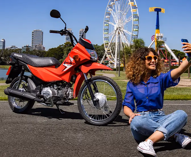 Mulher tirando selfie com Pop 110i ES - 18 de 28