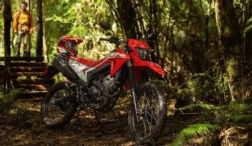 XR 300L Tornado na trilha, mostrando sua versatilidade