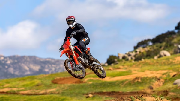 CRF 250R em ação em pista de competição